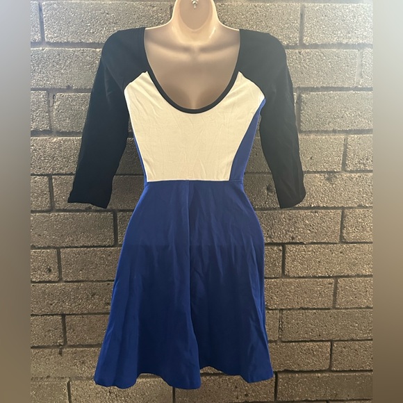 Color block skater dress - Picture 2 of 3